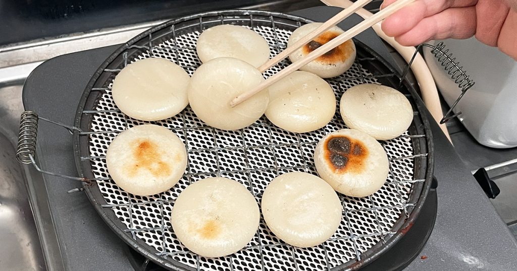 令和7年鏡開き　餅焼きの写真